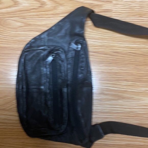 Black 7 X 11 Leather Fanny Pak -Zip Closure- with 2 side zipper pockets - Picture 2 of 7